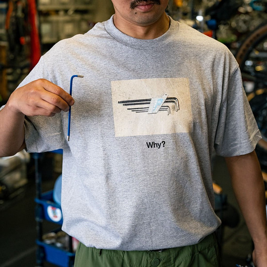 Kennt ihr? Der vierer Inbus hat sich mal wieder auf die Socken gemacht und ist unauffindbar – dachte sich auch Blue Lug, die dem Tool mit einem T-Shirt gleich mal eine Hommage gewidmet haben.