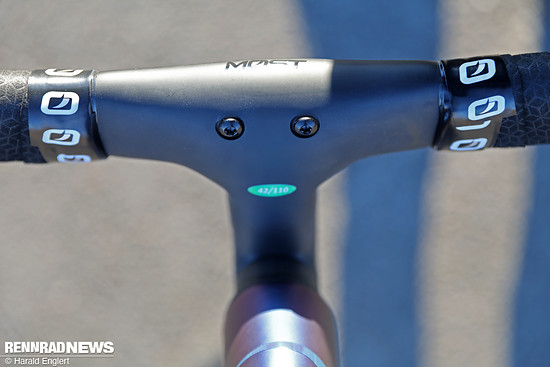 Am kompakten MOST-Cockpit findet sich auch eine Montagemöglichkeit für einen Computermount.