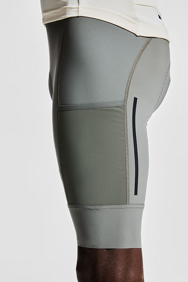 Rechts und links an den Beinen befinden sich Taschen.