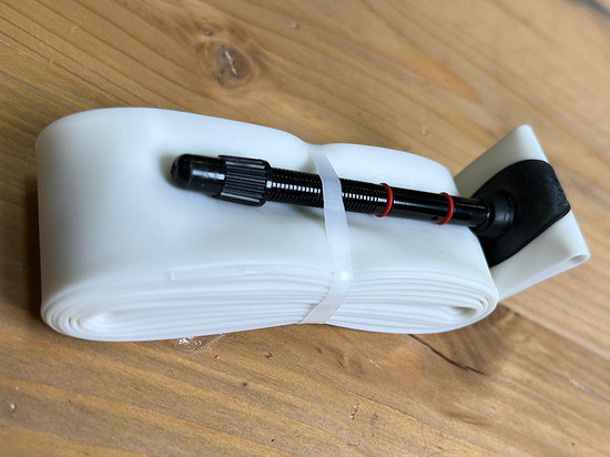 Ein TPU-Schlauch mit speziellem Ventil ermöglicht die volle Funktionalität des AXS-Sensors