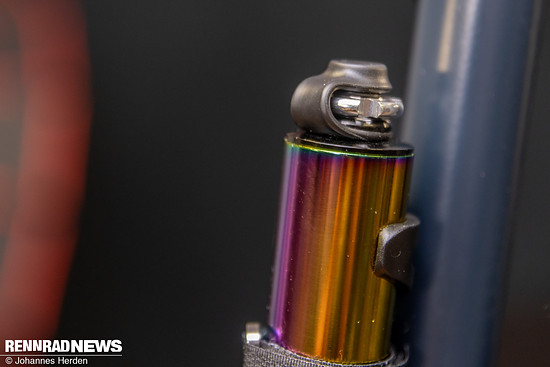 An dem Kopf sind Fräsung um den Ventilkern vor der Montage fest zu ziehen