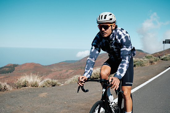 Der GOREWEAR Spinshift Shibori Graphic Windbreaker ist erhältlich zum UVP von 119,95 €.