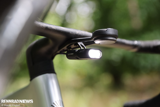 Die kleine Frontleuchte sitzt an einem Halter unter dem Cockpit