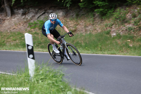 Die Sitzposition ist komfortabel und dennoch recht sportlich.