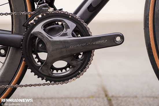 Die  Kurbel setzt wie gehabt auf Carbon und Titan.