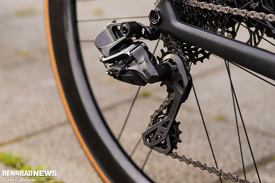 Das Schaltwerk ist das Herzstück der neuen Gruppe und wie gewohnt mit maximalem Carbon-Anteil konstruiert.