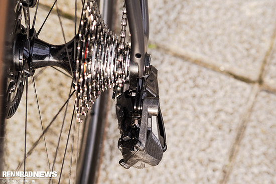 Es ragt jetzt 25 % weniger neben dem Rad hervor.