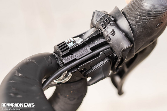 Der Ergopower kann auch über einen Connector für Hydraulikleitungen „angestöpselt“ werden. Dafür ist der leere Schacht in der Mitte vorgesehen.