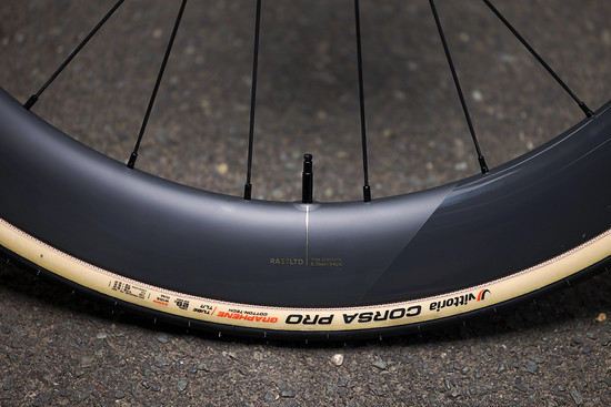 Mehr Aero-Allrounder ist der neue RA 57 Ltd, der 1.460 g wiegen soll trotz 57er Felgenhöhe.