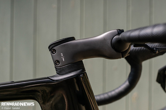 Die Bremsleitungen verlaufen komplett versteckt durch Lenker und Vorbau.
