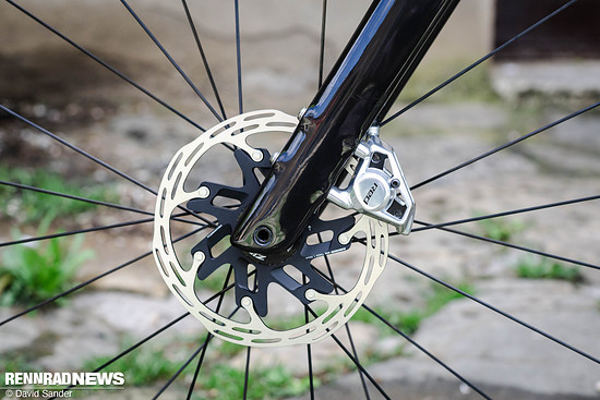 Das Topmodell kommt mit SRAM Red Bremsen.