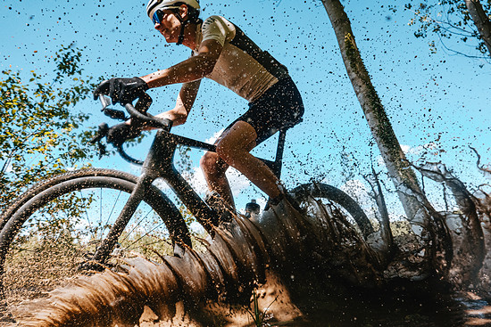 Wechselhafter hätten die Testbedingungen nicht sein können, von nass, feucht und schlammig…