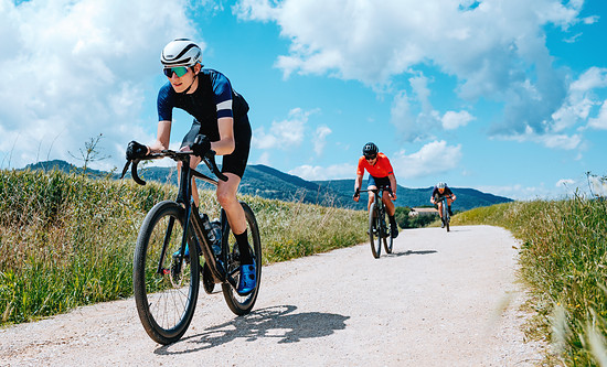 …auch die Sitzposition erlaubt dank etwas höhrerem Stack eine komfortable, aerodynamische Haltung auf dem Rad.