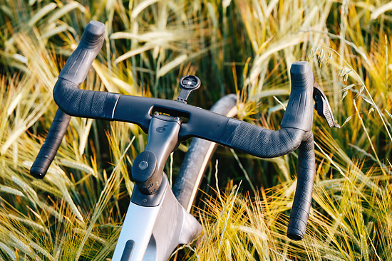 Ganz bewusst entscheidet man sich gegen eine Lenker-Vorbau Einheit.