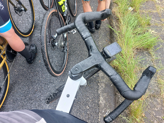 Die Dusche hat nicht nur die Fahrer nass gemacht, sondern auch der Asphalt ist nun schön rutschig.