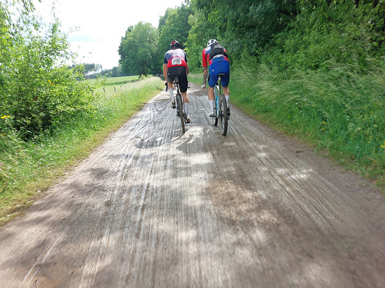 Die Streckenbedingungen wechseln zwischen feucht und staubig bis hin zu matschig.
