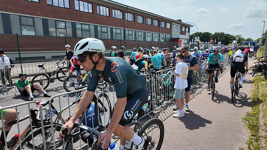 Noch vor der offiziellen Startaufstellung sind die Startblöcke bereits voll.