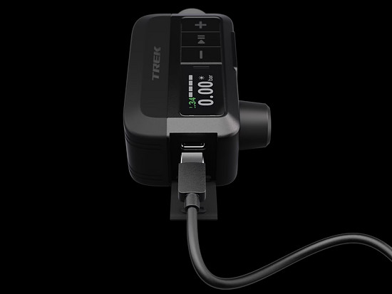 Die Pumpe im Taschenformat wird per USB-Typ C aufgeladen und soll innerhalb einer Stunde voll sein.