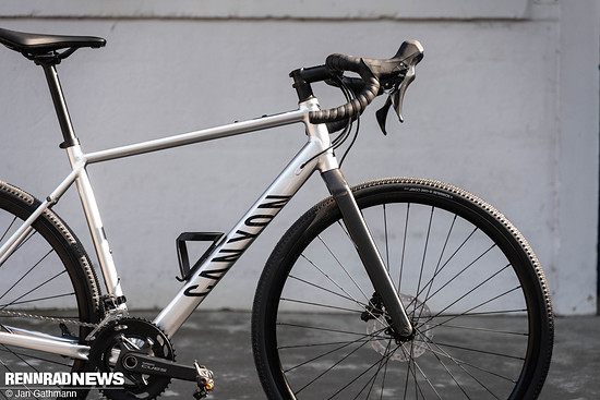 Der Alu-Rahmen ist silber lackiert, nicht poliert.