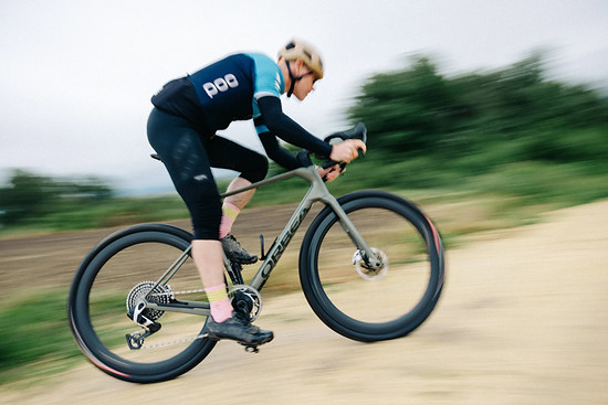 Normal langer Reach, Rennrad-Stack und langer Vorbau.