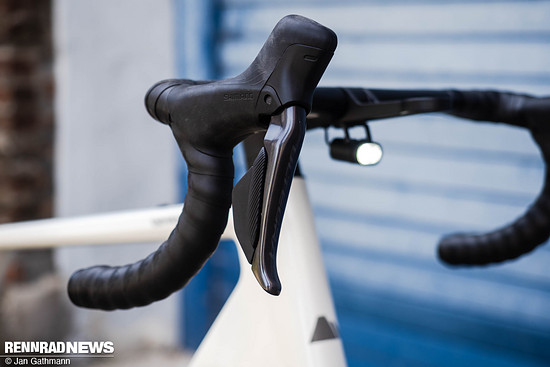 Die Shimano Ultegra Di2 Bremsschalthebel dienen auch zur Steuerung der Fahrstufen.