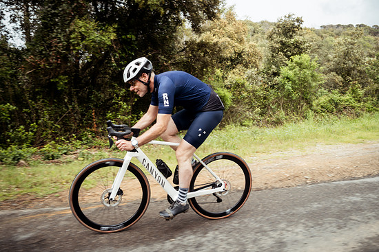 Hier seht ihr, wie ich das erste Mal beinahe vergesse, dass ich ein E-Rennrad fahre.