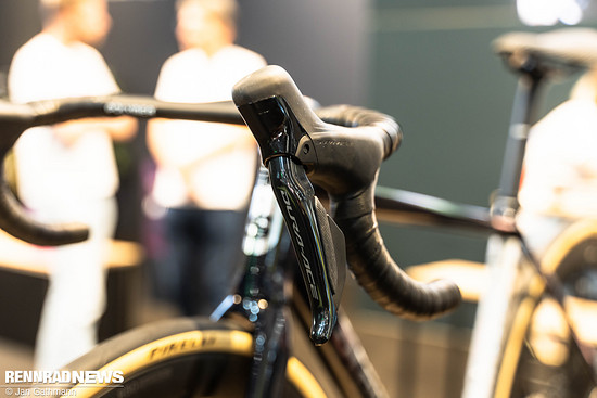 MIt den Shimano Di2-Hebeln…