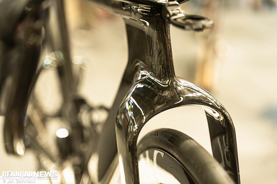 Am Stand war zu hören, dass mit der UCI zusammengearbeitet wurde und auch die neuen Regeln zur Gabelweite erfüllt werden.