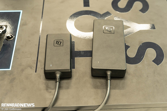 Neben dem Standard-Ladegerät (links) bietet TQ auch ein Schnellladegerät an