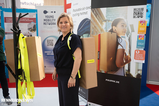 PikaPak macht das Mitnehmen großer Kartons leichter.