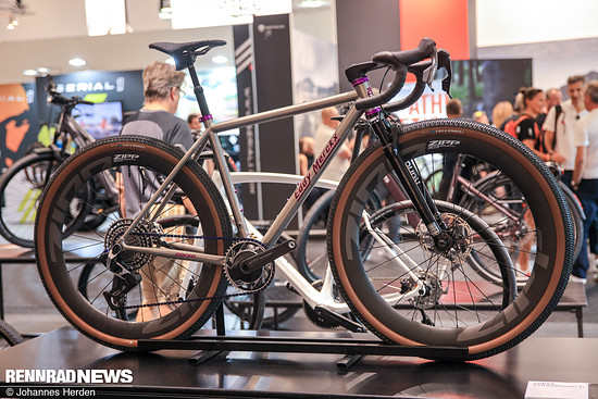 Eddy Merckx zeigte den Prototyp eines neuen Titan Race Gravel Bikes.