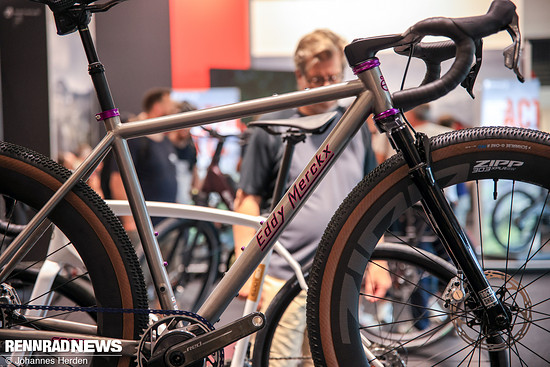 Der Rahmen ist aus Columbus Hyperion Titan-Rohr gefertigt und mit Decals…