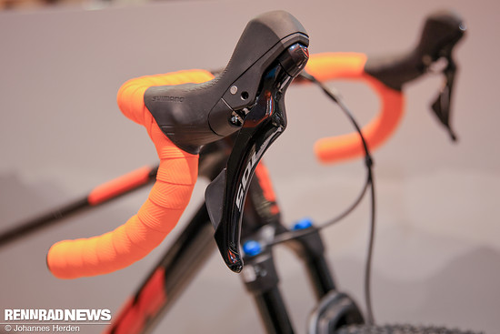 Geschaltet wird mit mechanischer Shimano 105…