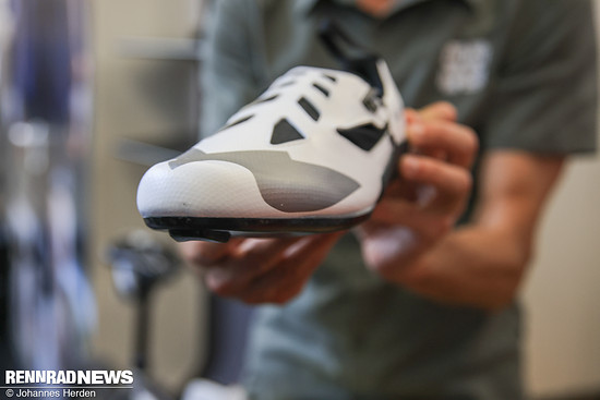 …zieht die Abdeckung an den Fuß.