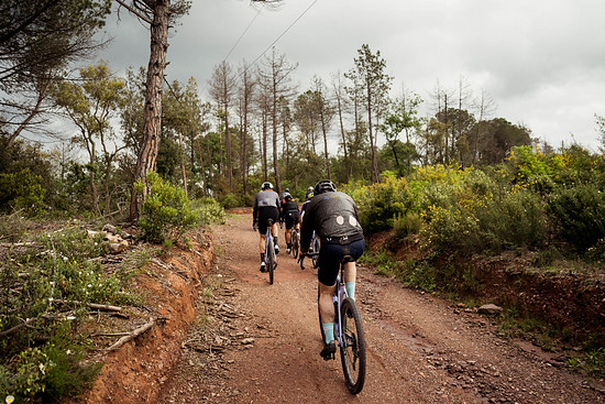Die Testfahrten in Girona führten erst weit nach oben, dann schnell nach unten.