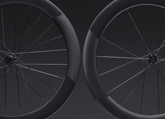 Die Roval Rapide CLX Sprint setzen auf eine 63 mm tiefe Felge vorne und eine 58 mm tiefe Felge hinten. Das Gewicht liegt damit bei knapp unter 1.400 g, der Preis für das Set beträgt knapp 3.500 € (UVP).