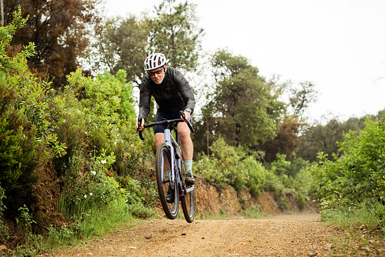 Das souveräne Fahrverhalten reizt, es rollen zu lassen.