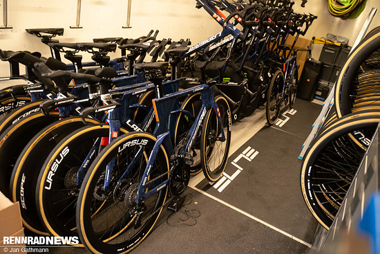 Über 30 Team Bikes beherbergt der ehr kleine Team Truck von Picnic PostNL.