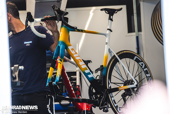 Für den Australischen Meister Luke Durbridge wurde gerade das neue Rad präpariert.
