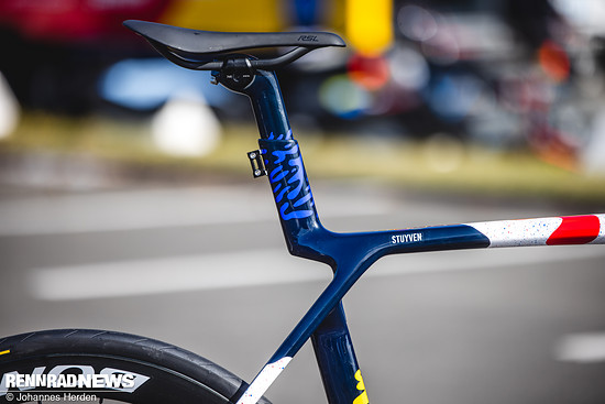 Mit dem Ausschnitt am Sitzrohr, der Aerodynamik und Komfort verbinden soll, ist das Trek Madone eines der markanten Profi-Rennräder der Tour der France 2025.