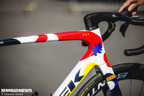 Die kunstvolle Lackierung…