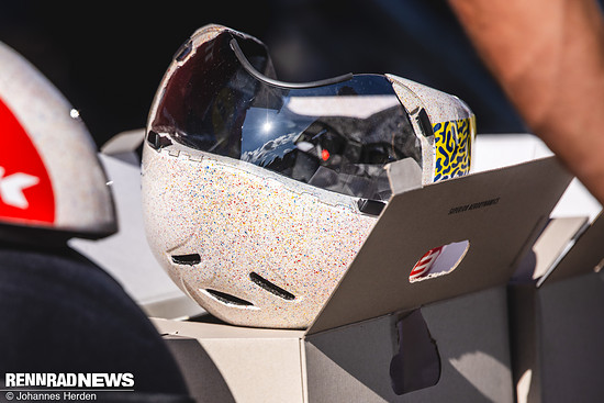 Wir wurden Zeuge einer Diskussion mit UCI Rennkomissären, wie eine Helmlackierung generell den Sicherheitsrichtlinien entspricht.