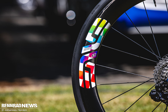 Das bunte Schachbrettmuster erinnert an den ehemaligen Teamchef Jean-René Bernaudeau, …