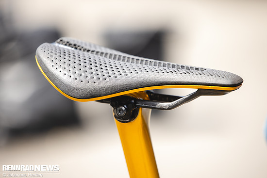 Remco sitzt auf dem neuen S-Works Power Mirror Evo Sattel.