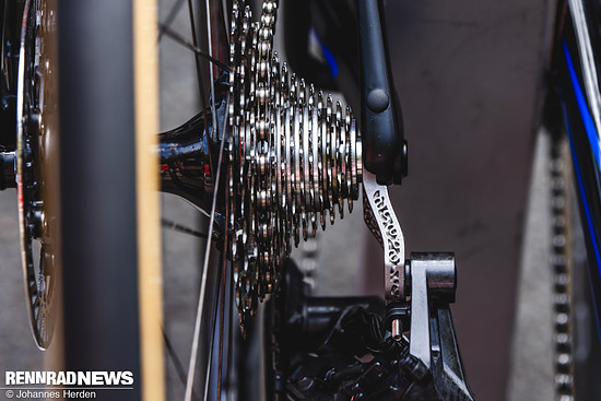 Ein 3D-Druck Halter aus Titan lässt ein paar Gramm purzeln.