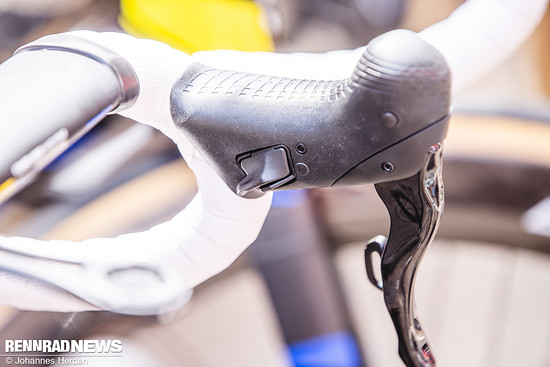 Alle fahren die neue Campagnolo Super Record 2x13 Gruppe, an der der Daumentaster zurück kehrte.