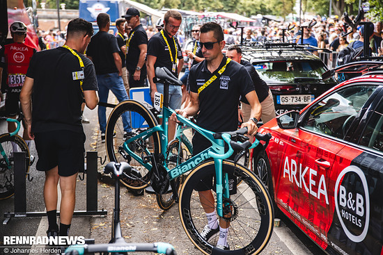 Die schicken Bianchi-Bikes werden abgeladen.