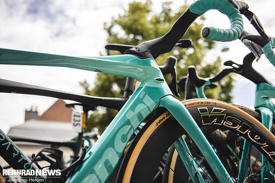 Die „Lufteinlässe“ der Serie an der Front müssen fürs Rennen ab bleiben…