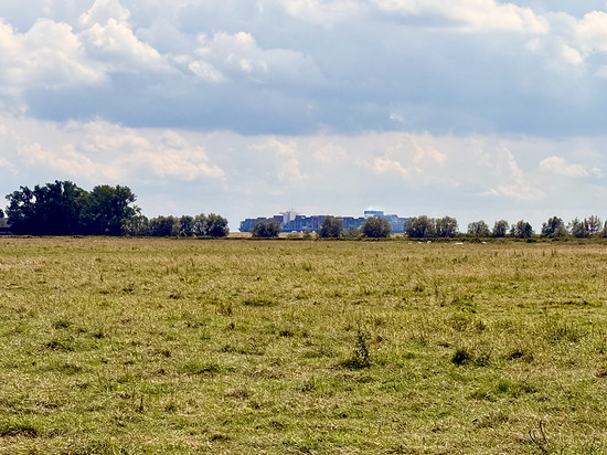 Stahl hinter dem Deich