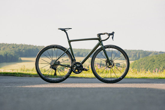 Das Direktversender-Bike will mit Details wie einem Onepiece Carbon Cockpit und D-förmiger Sattelstütze glänzen.